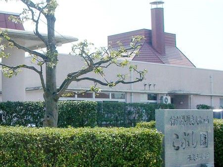 緑に囲まれた建物外観