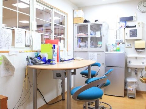 キャビネットや打ち合わせ用のテーブルと椅子などが置かれた事務スペース