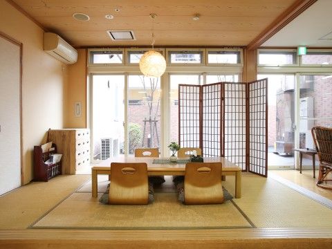 障子のような和風のパーテーションが置かれた、畳敷きの談話室
