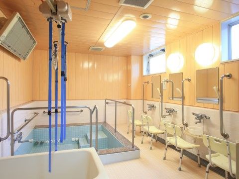 「応援家族 足立」の浴室。ゆったりと入浴できる大きな湯船。