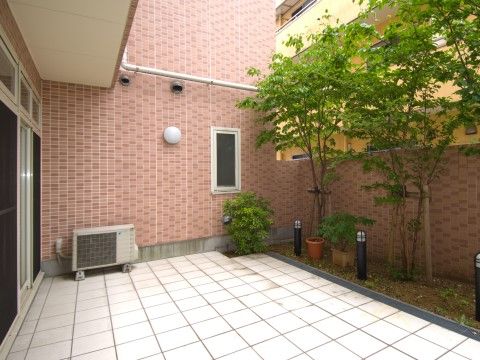 「応援家族 足立」のガーデン。緑を配置した癒しのある空間。