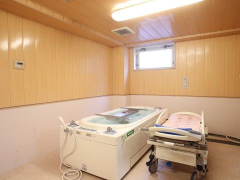 「応援家族 足立」の浴室。入浴介助用の設備を整えている。
