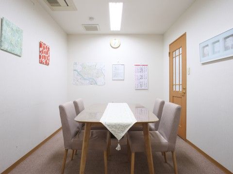 「応援家族 足立」の談話スペース。プライバシーに配慮のあるスペース。