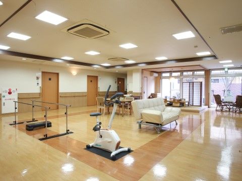 「応援家族 足立」の機能訓練室。リハビリを行えるトレーニングがある。