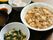 食事に出すおかず、副菜は色どりが良い。ボリュームがたっぷりで見た目も良く、男性にも女性にも嬉しい内容。