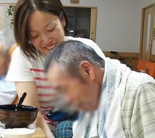 笑顔で寄り添うスタッフ