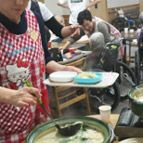 活気ある食事の場面
