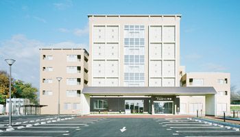 明るい外観の建物