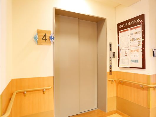 4階エレベーター