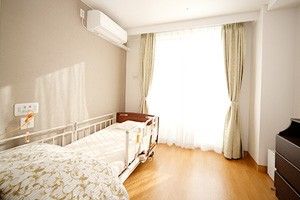 明るい個室の寝室