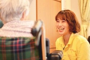 笑顔で会話するスタッフ
