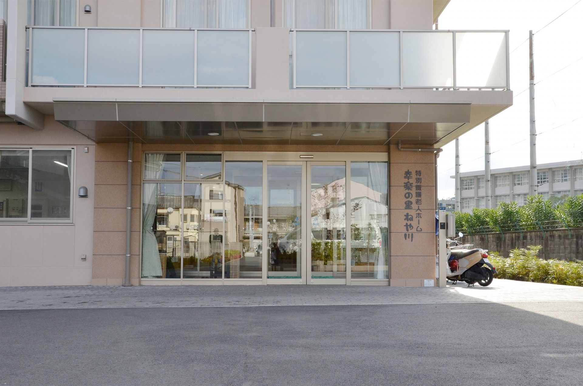 広々とした入り口の施設外観