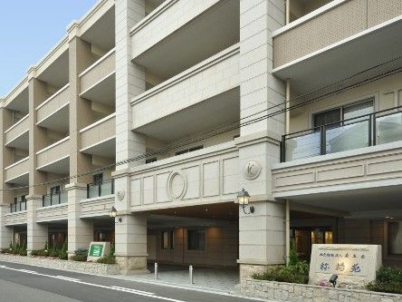 落ち着いた外観の建物