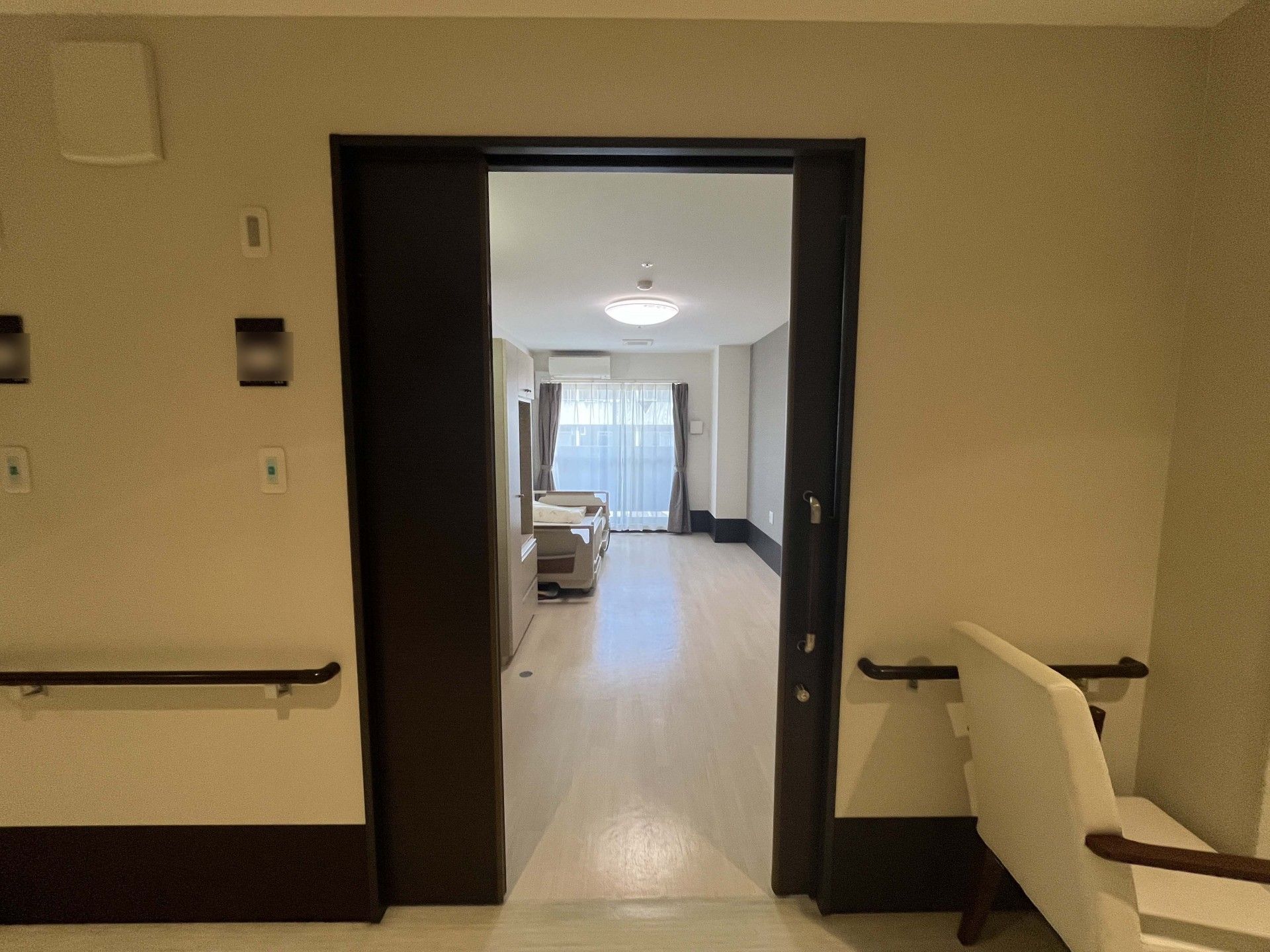 明るい居室の入口