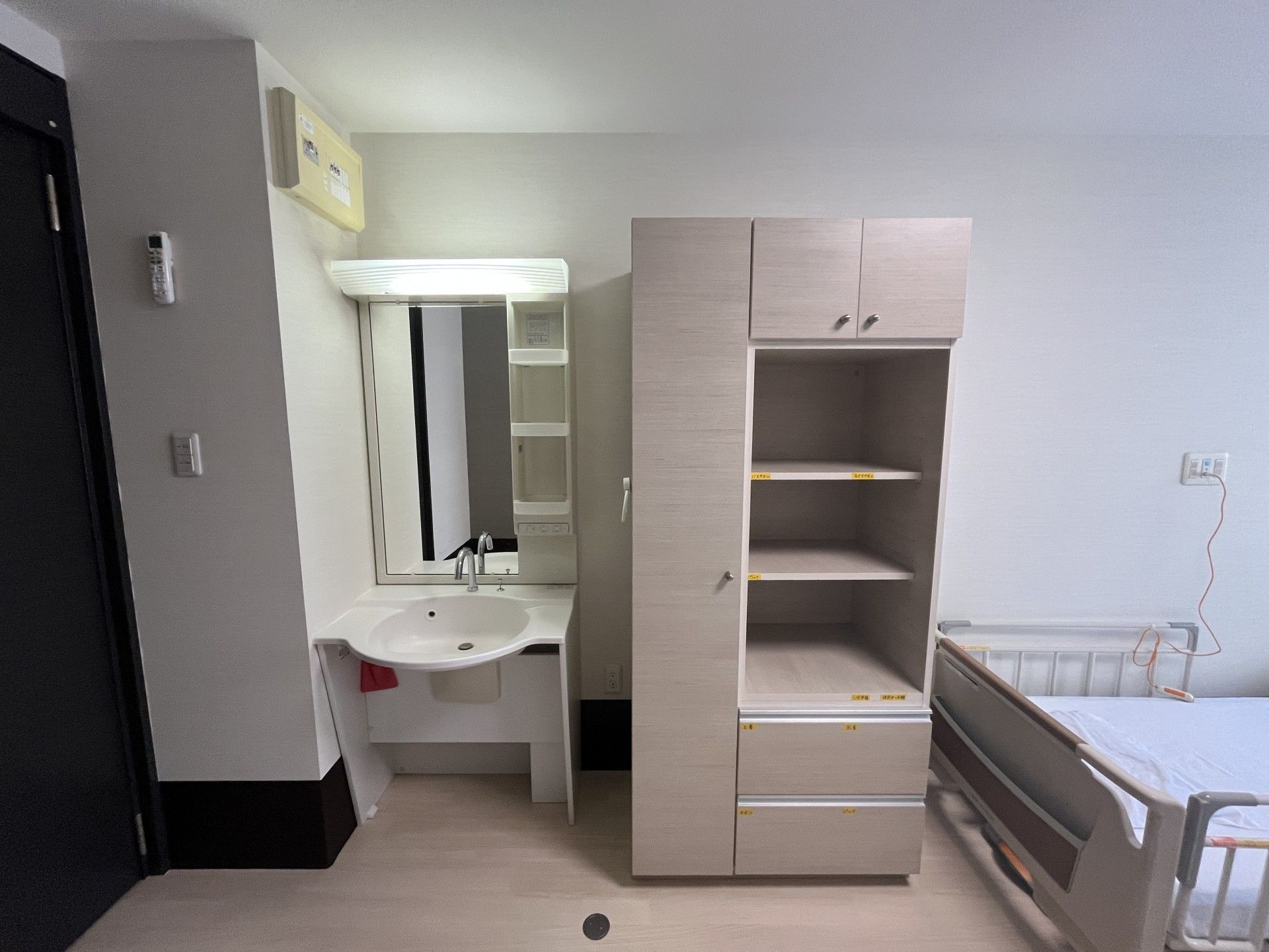 洗面台と収納のある部屋