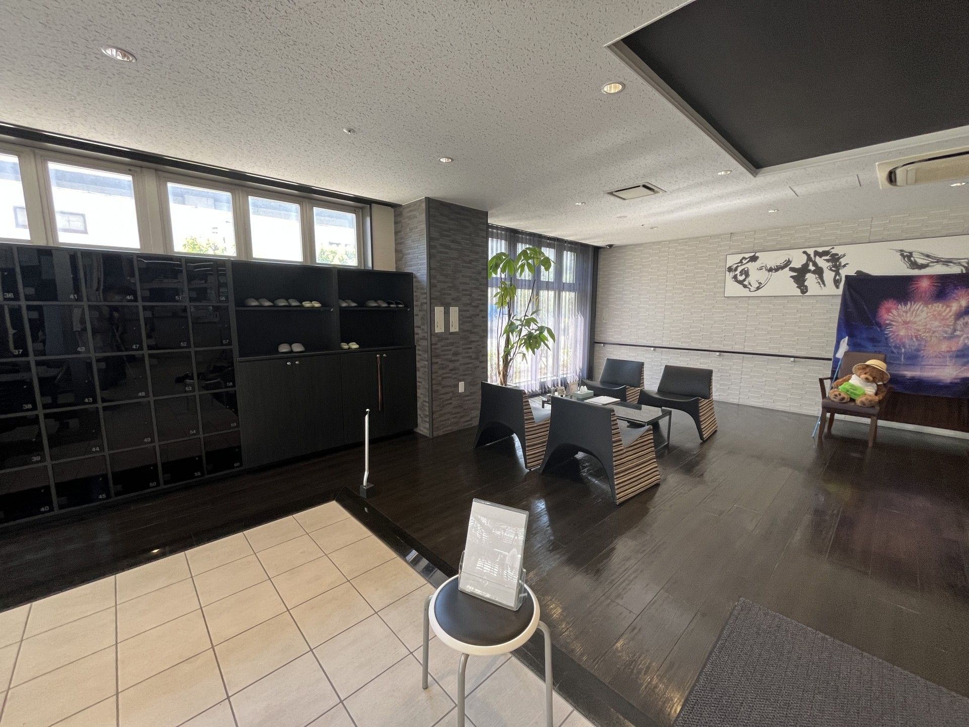 落ち着いた雰囲気のロビー