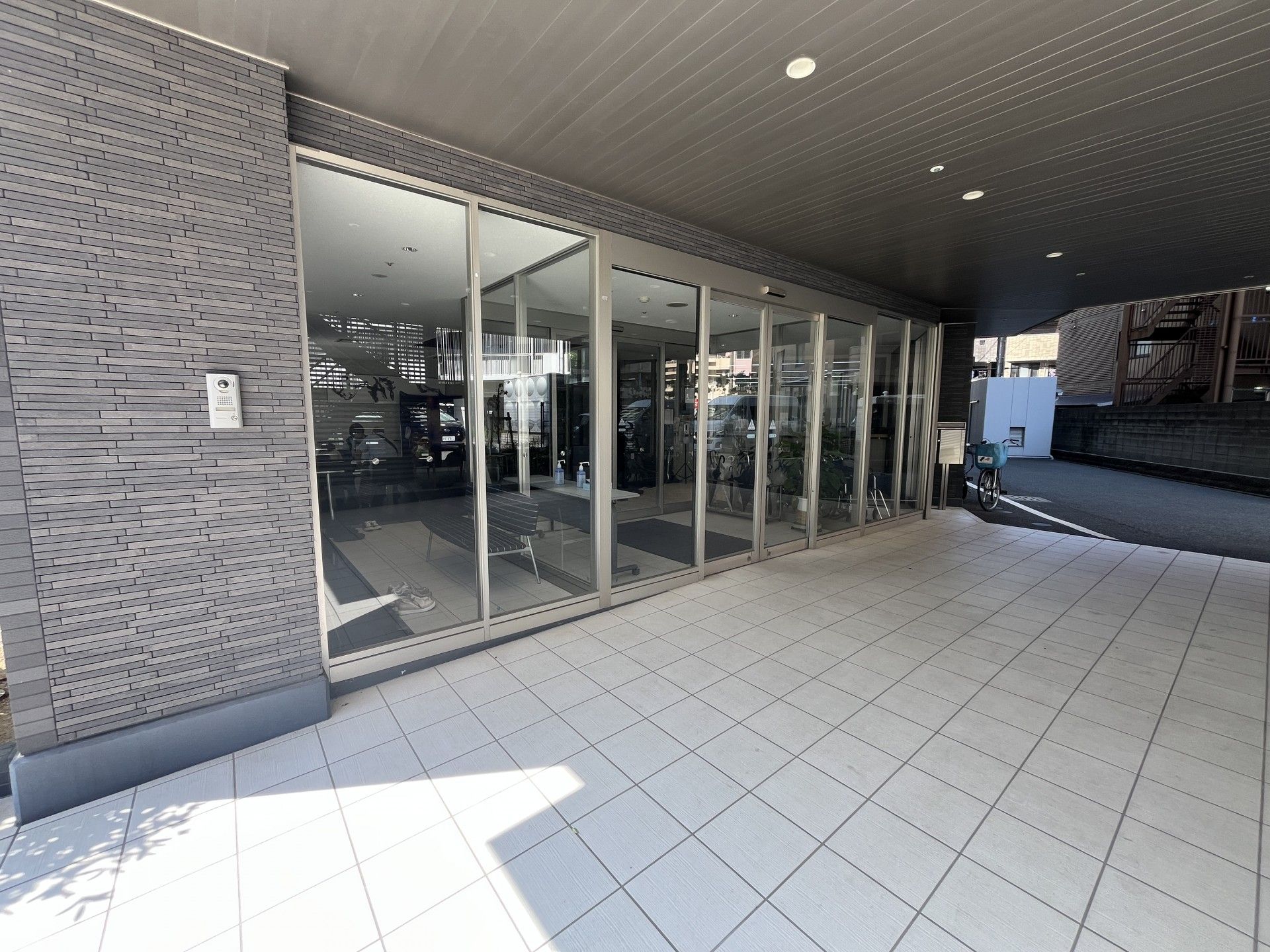 ガラス扉のエントランス