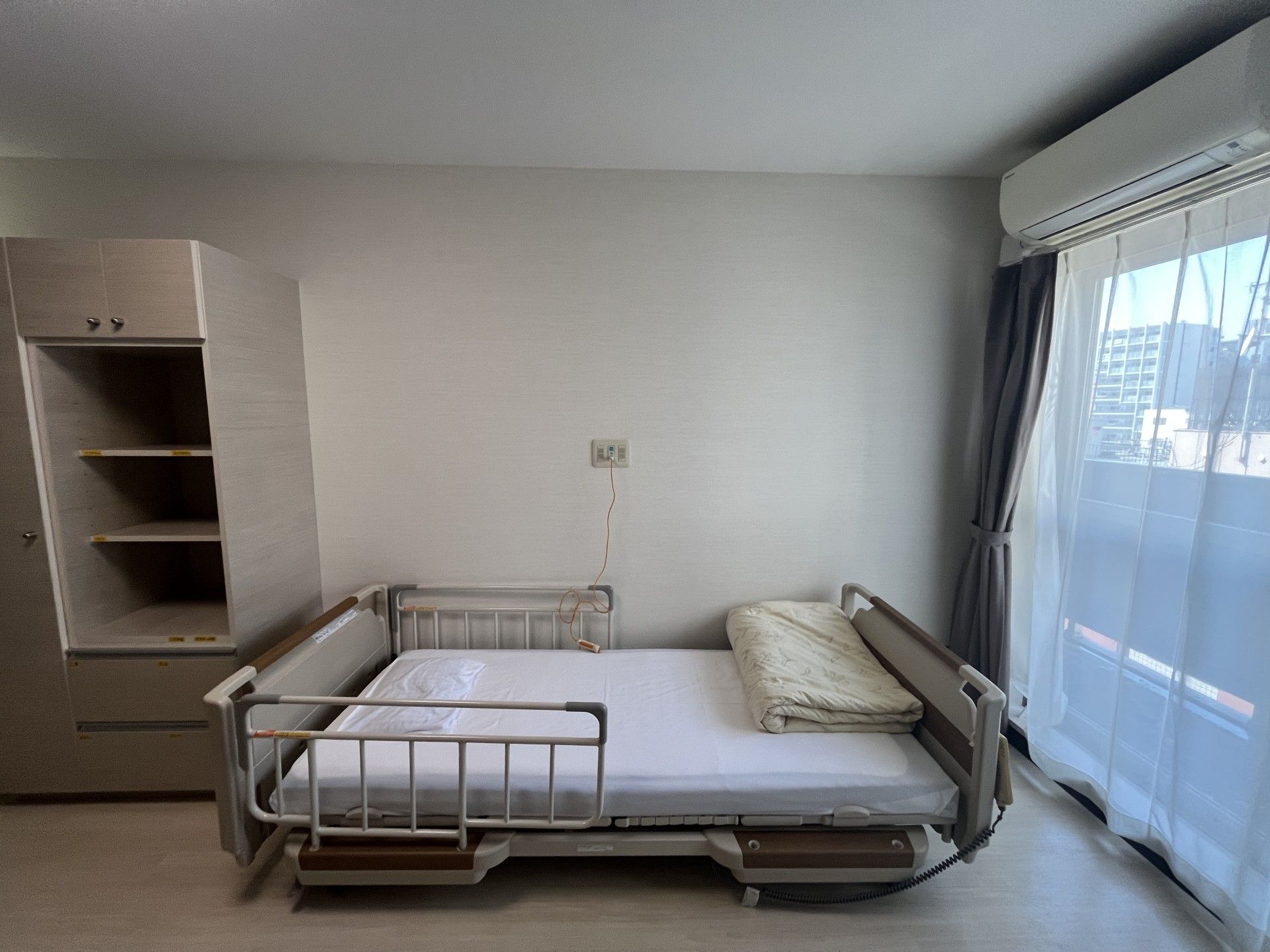 ベッドと収納のある部屋