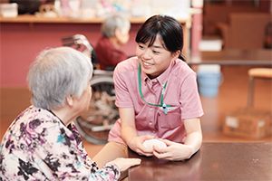 笑顔で会話するスタッフと利用者