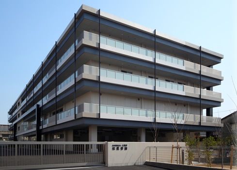 多階層の建物外観