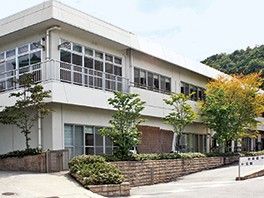 緑に囲まれた建物外観