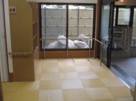 手すり付きの出入口