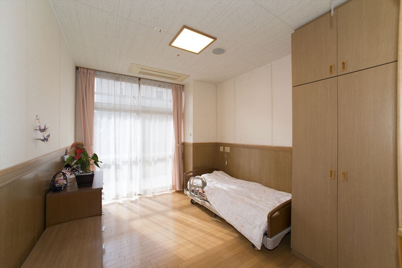 明るい個室のベッドルーム