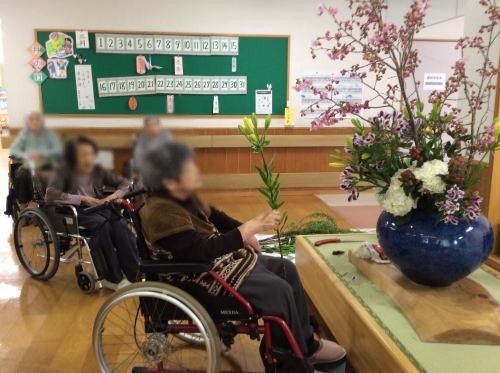 花を楽しむ車椅子の方々