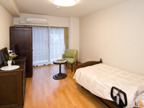 「応援家族 あきる野」の居室。18㎡以上の広さを個別居室に備えている。