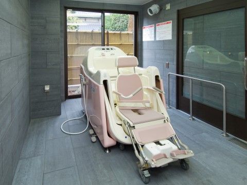 「応援家族 あきる野」の機械浴室。介助スタッフが付き添いながら、入浴ができる。