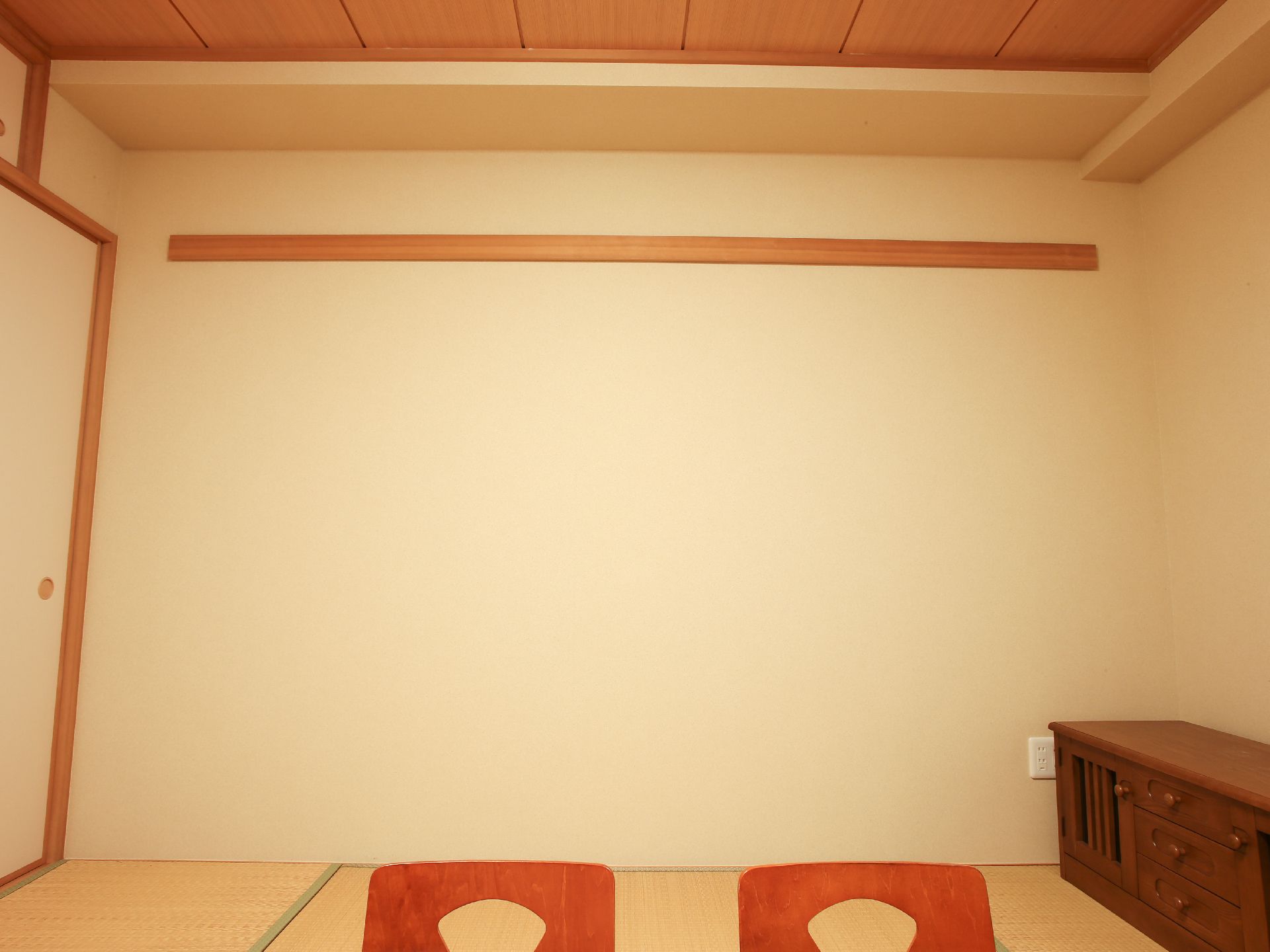 落ち着いた和室は、収納棚や座椅子が置かれている。壁に絵等を飾り付けられる設備もある。畳の部屋がある事で、ホッとする空間が生まれる。