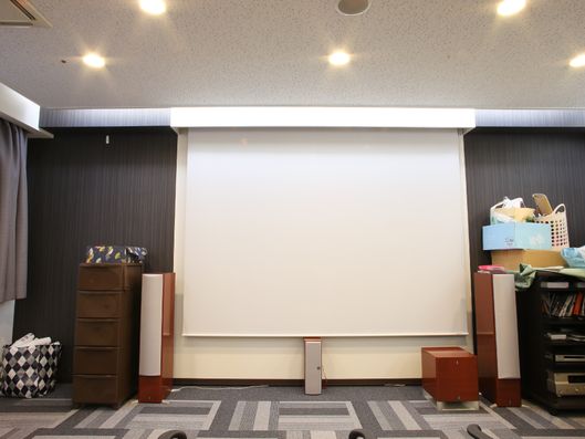 多目的室のスクリーン