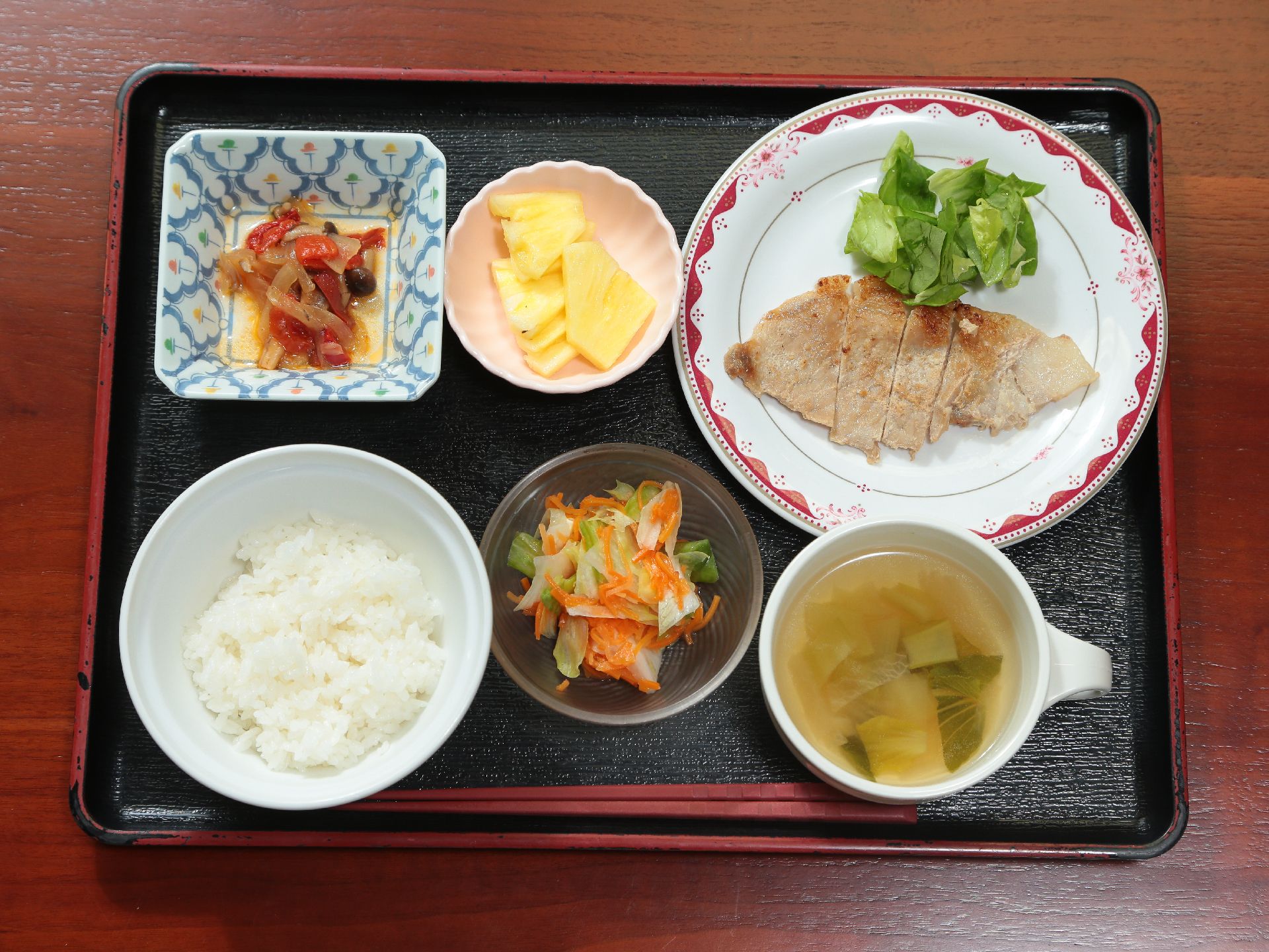 ご飯におかずと汁物、副菜にデザートと充実している。食器もそれぞれカラフルで目でも楽しめる食事の内容。