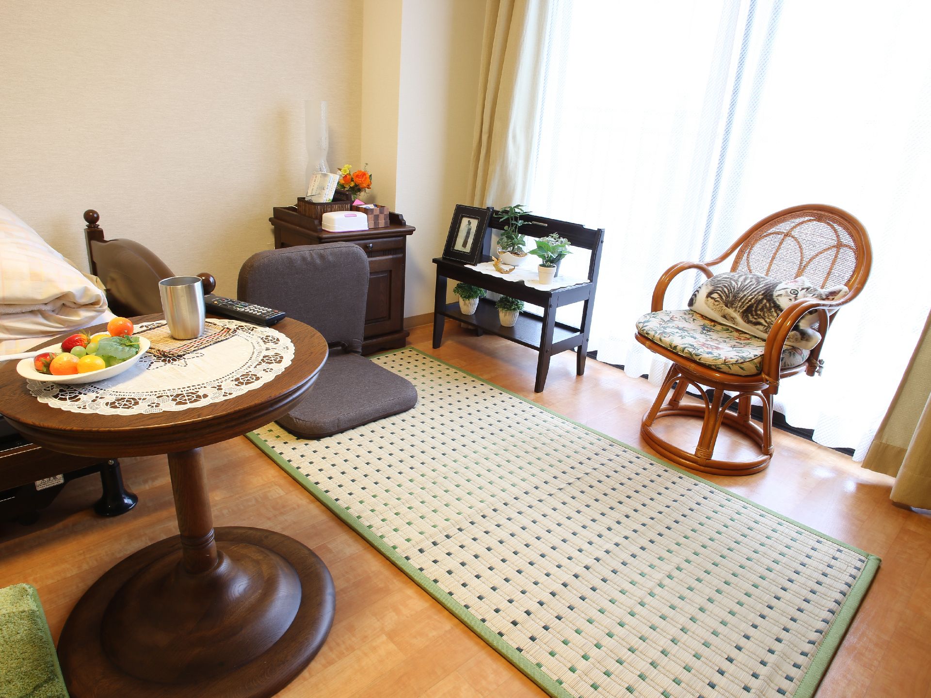 居室は、落ち着いたブラウンの家具が配置され、一人部屋には充分な広さがある。ベッドサイドの丸いテーブルは、安定感がある。