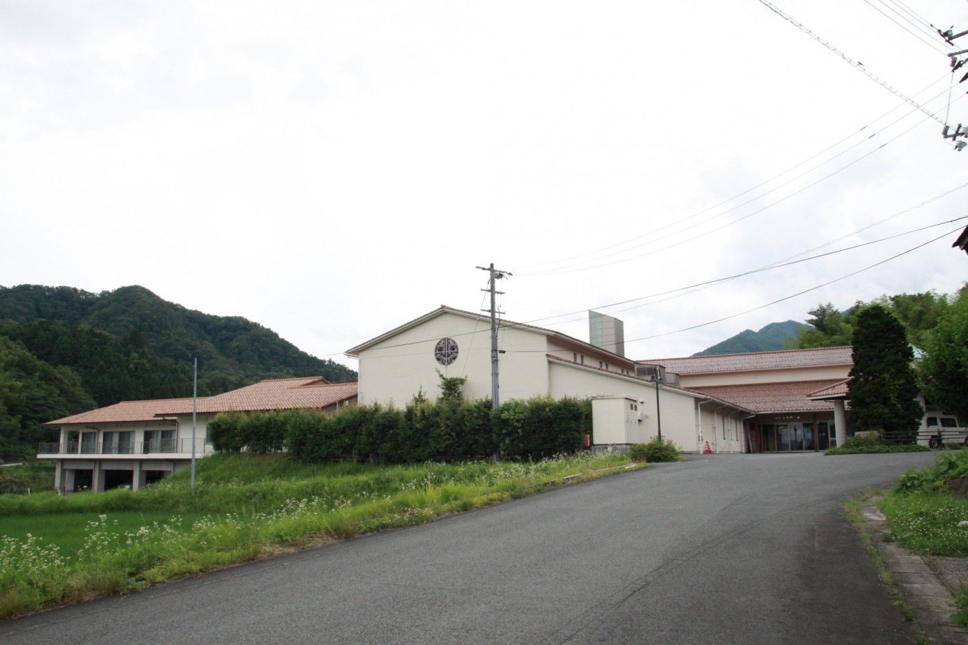 自然に囲まれた施設外観