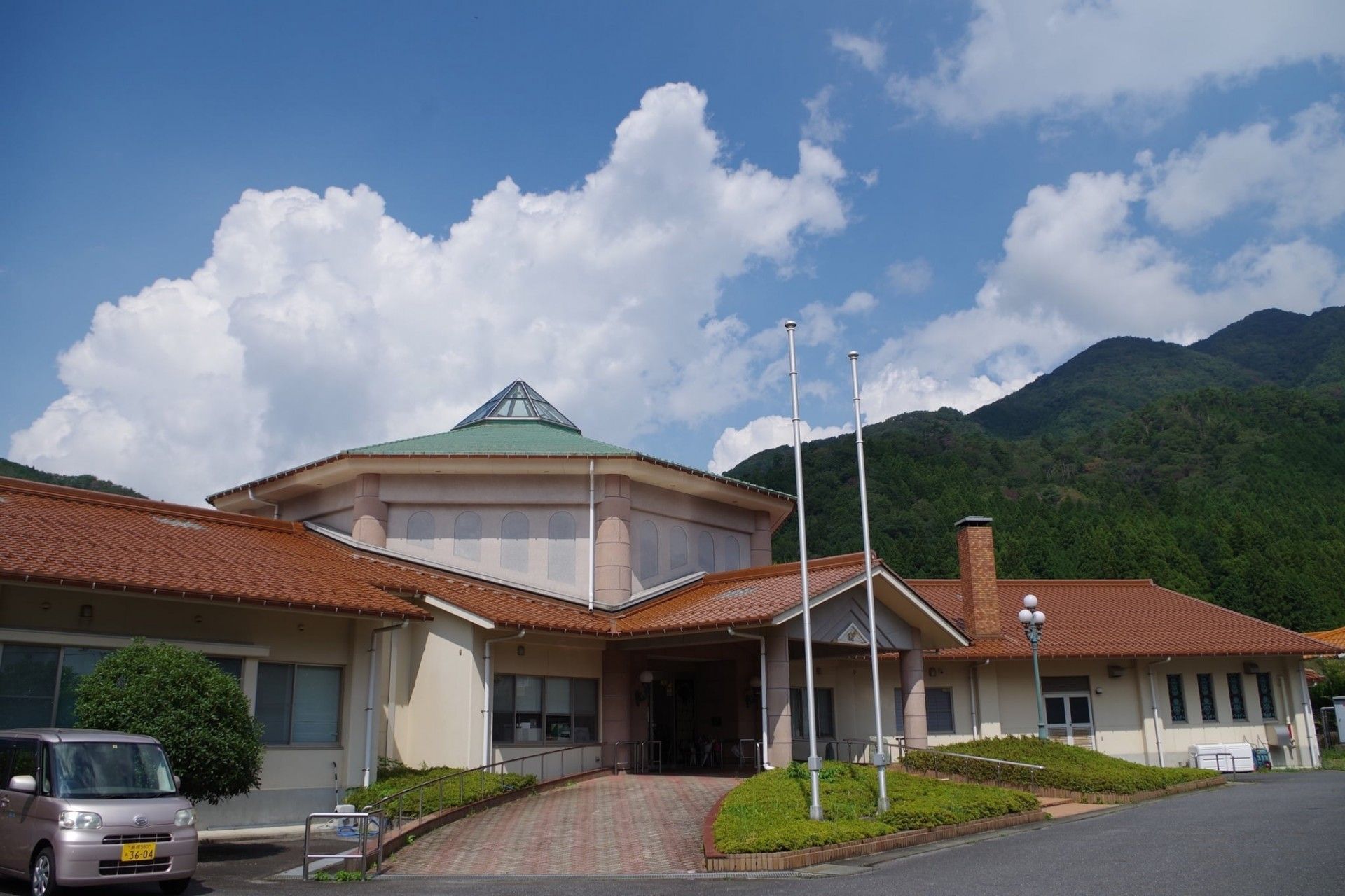 山々に囲まれた施設外観