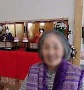 人形が飾られた棚