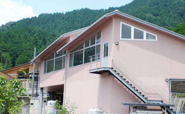 山々に囲まれた施設外観