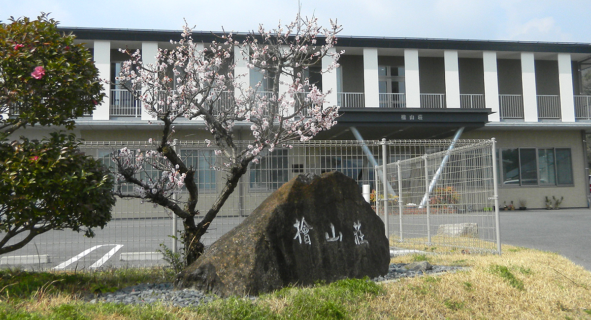 桜が咲く施設の外観