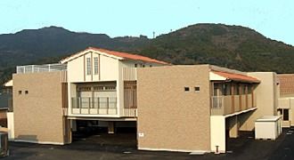 山に囲まれた建物外観
