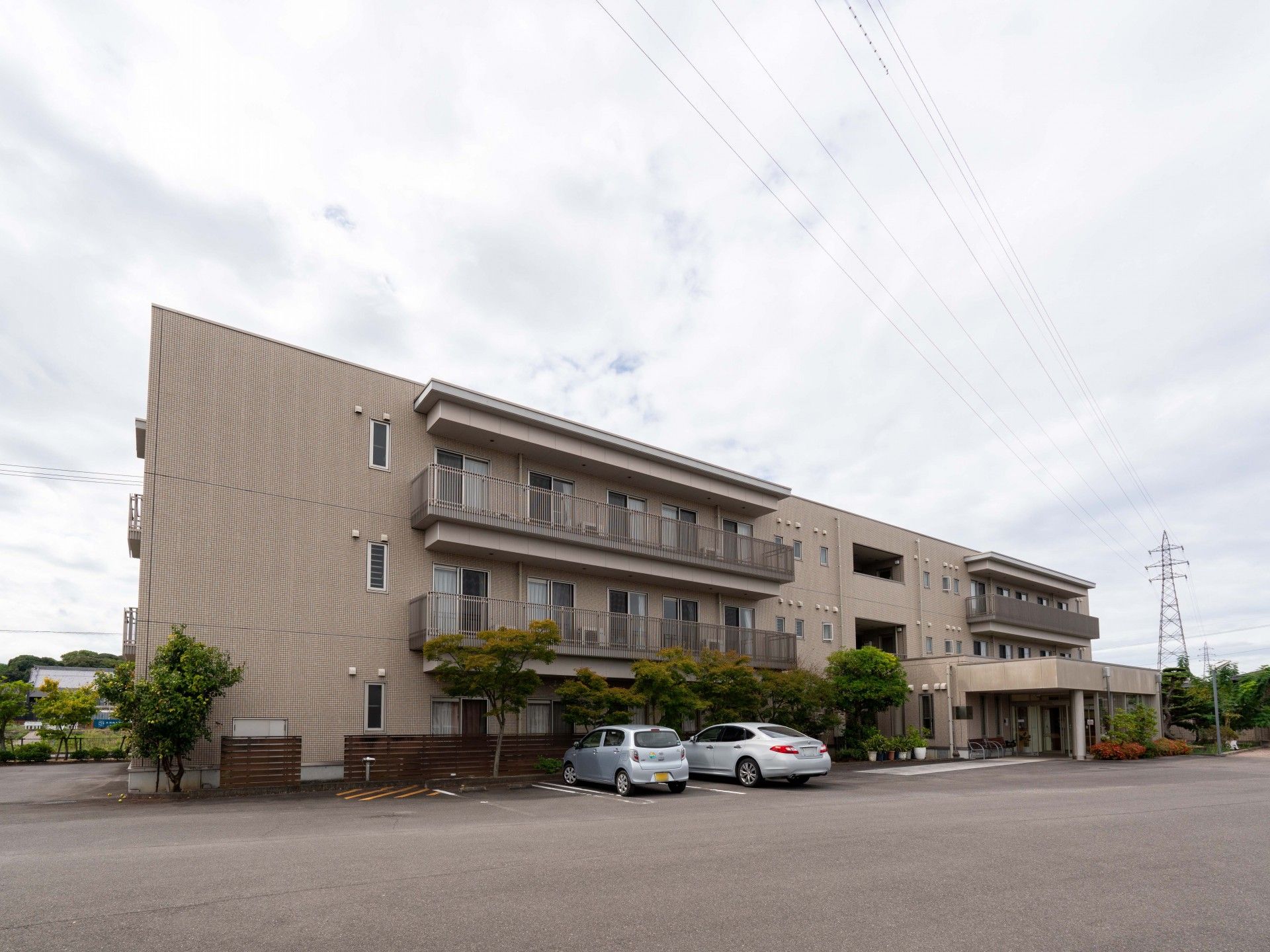 広い駐車場の建物外観