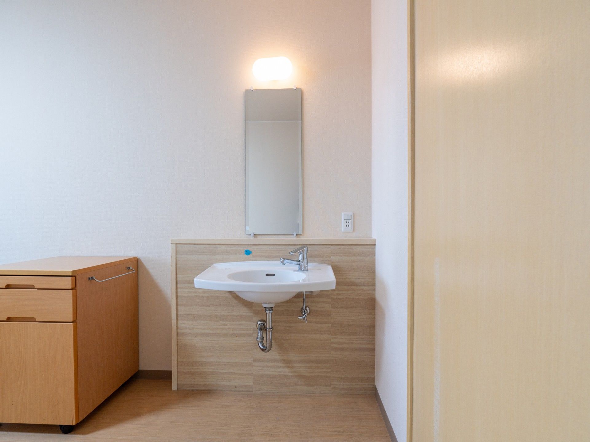 洗面台と収納のある空間