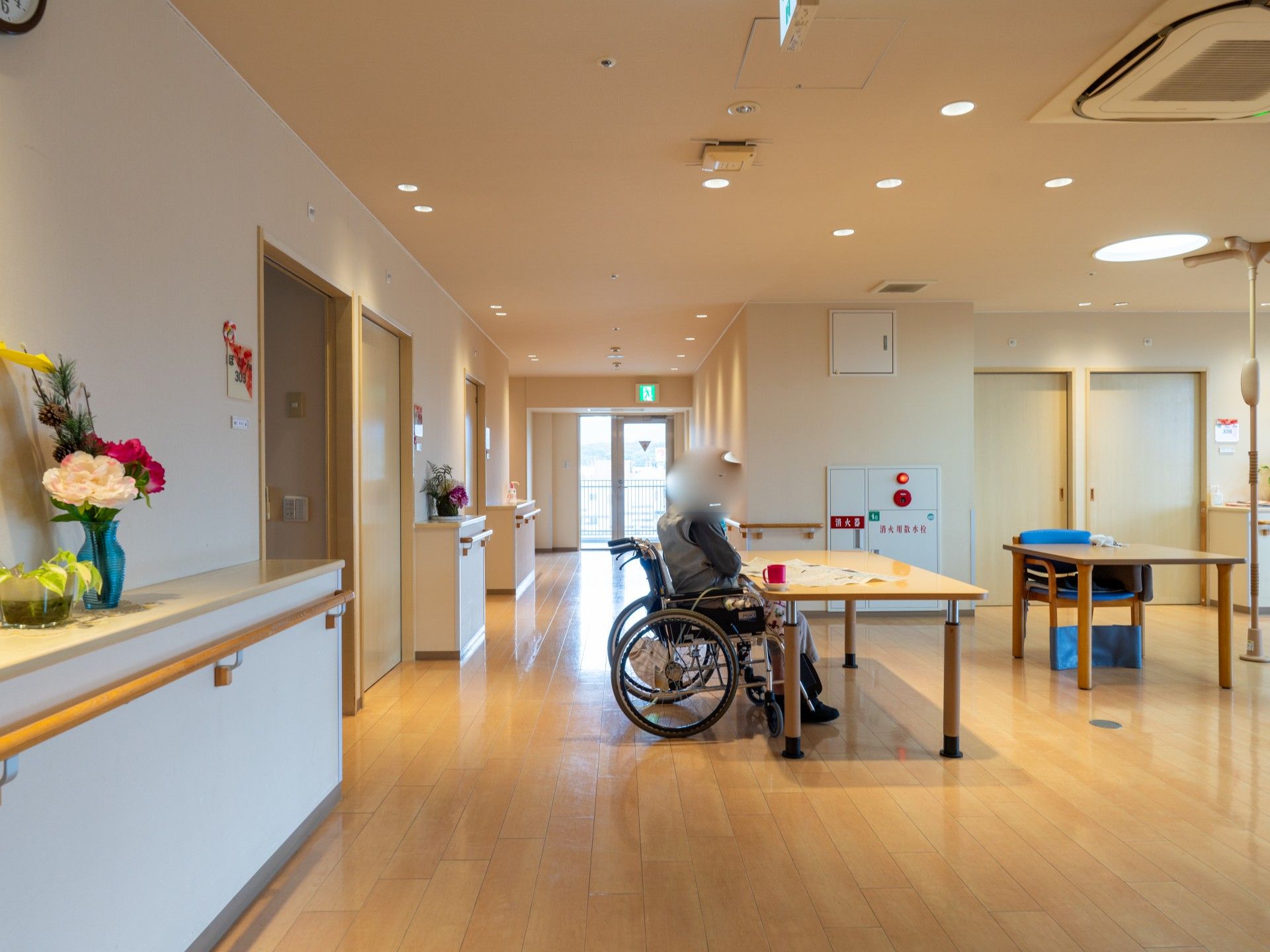 車椅子の方がいる廊下