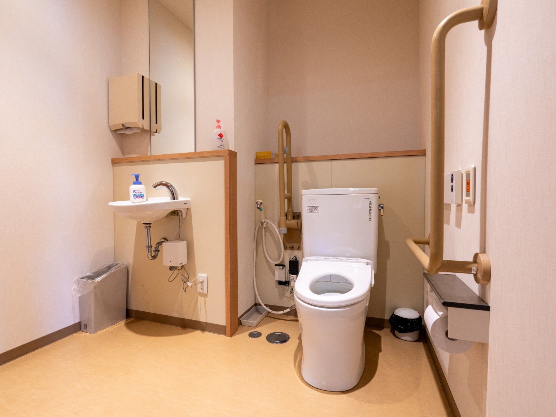 手すり付きのトイレ
