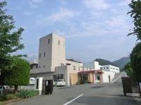 緑豊かな施設外観