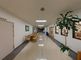 広々とした明るい廊下