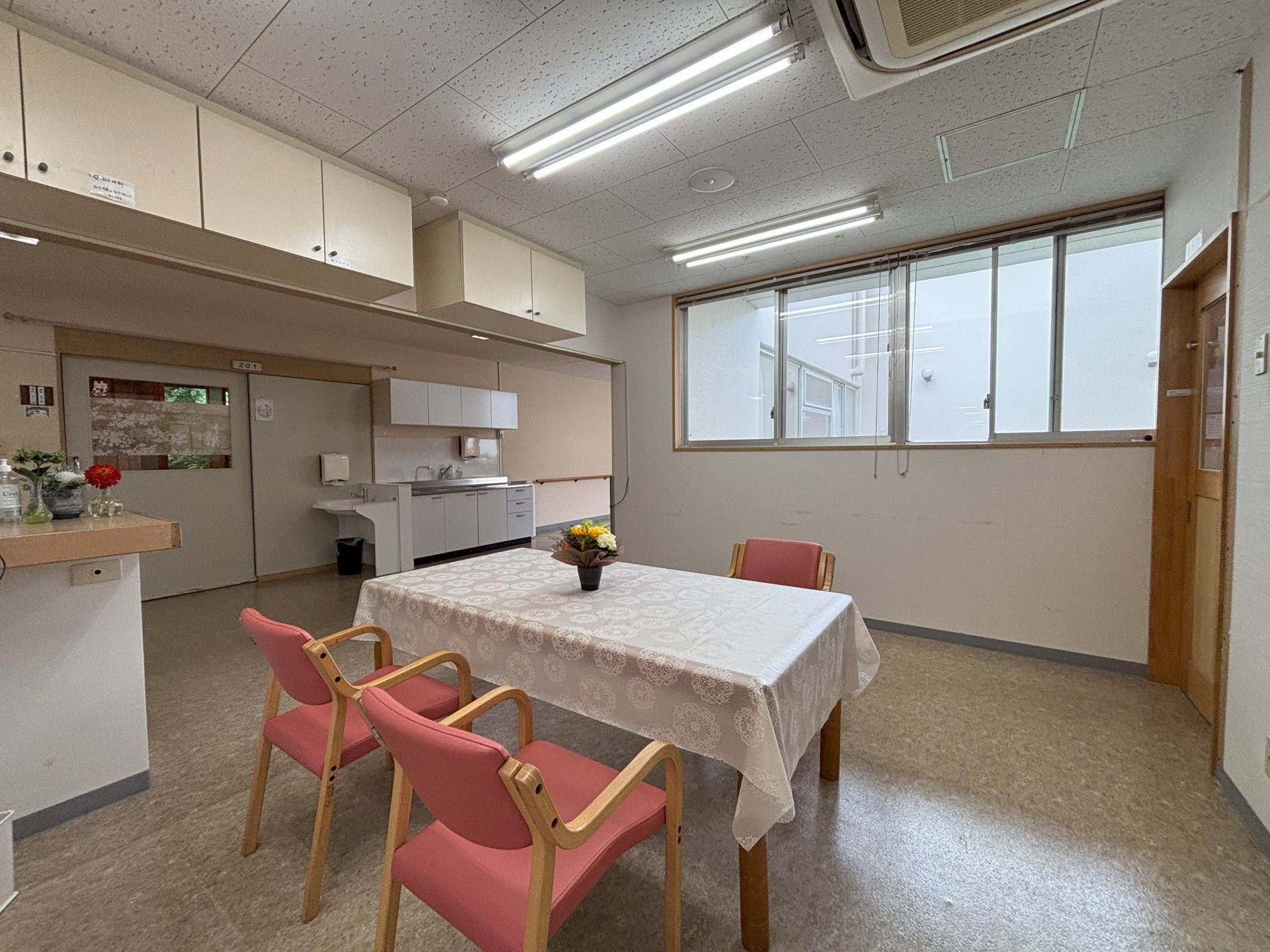 明るい窓辺のテーブル