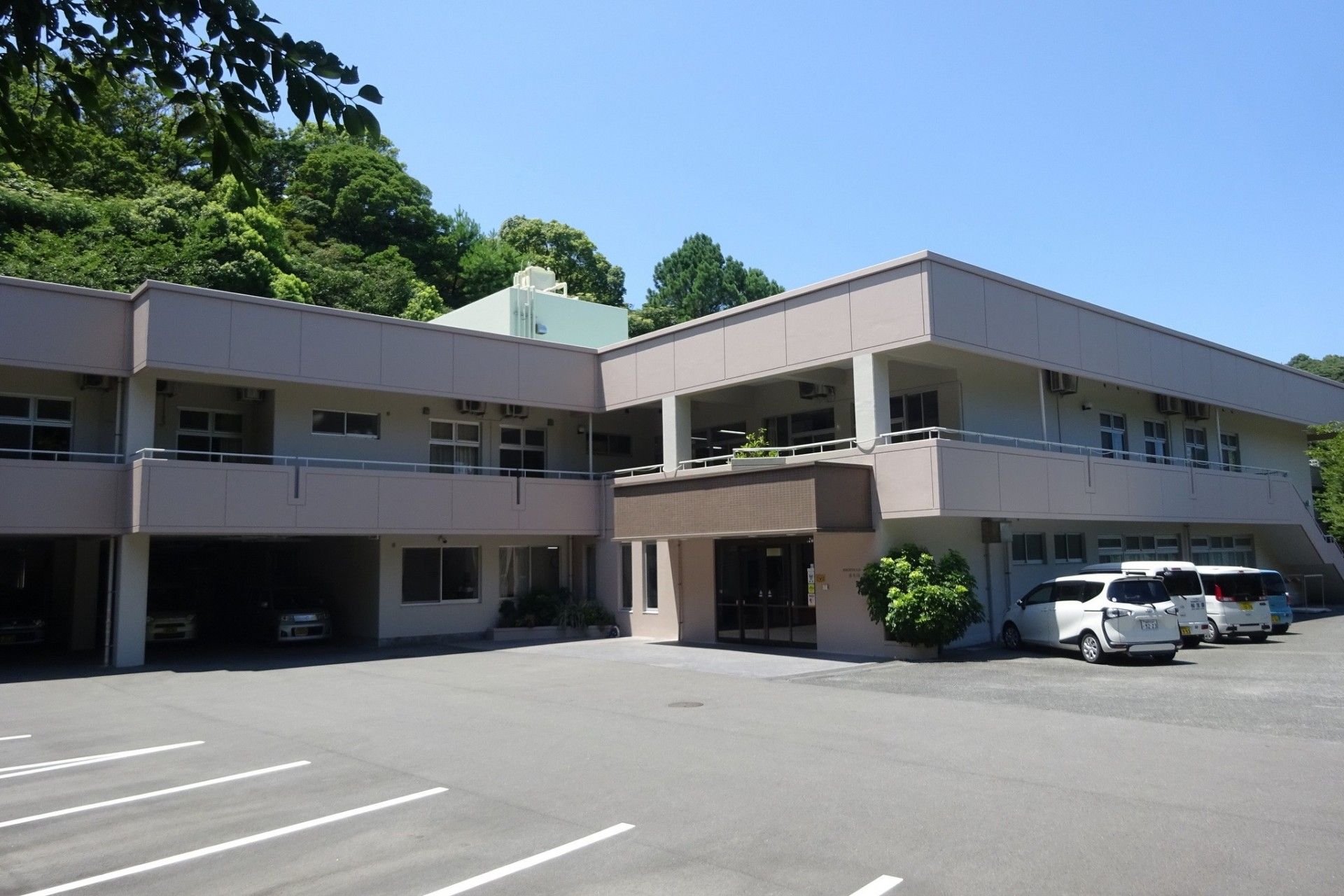 緑に囲まれた建物外観