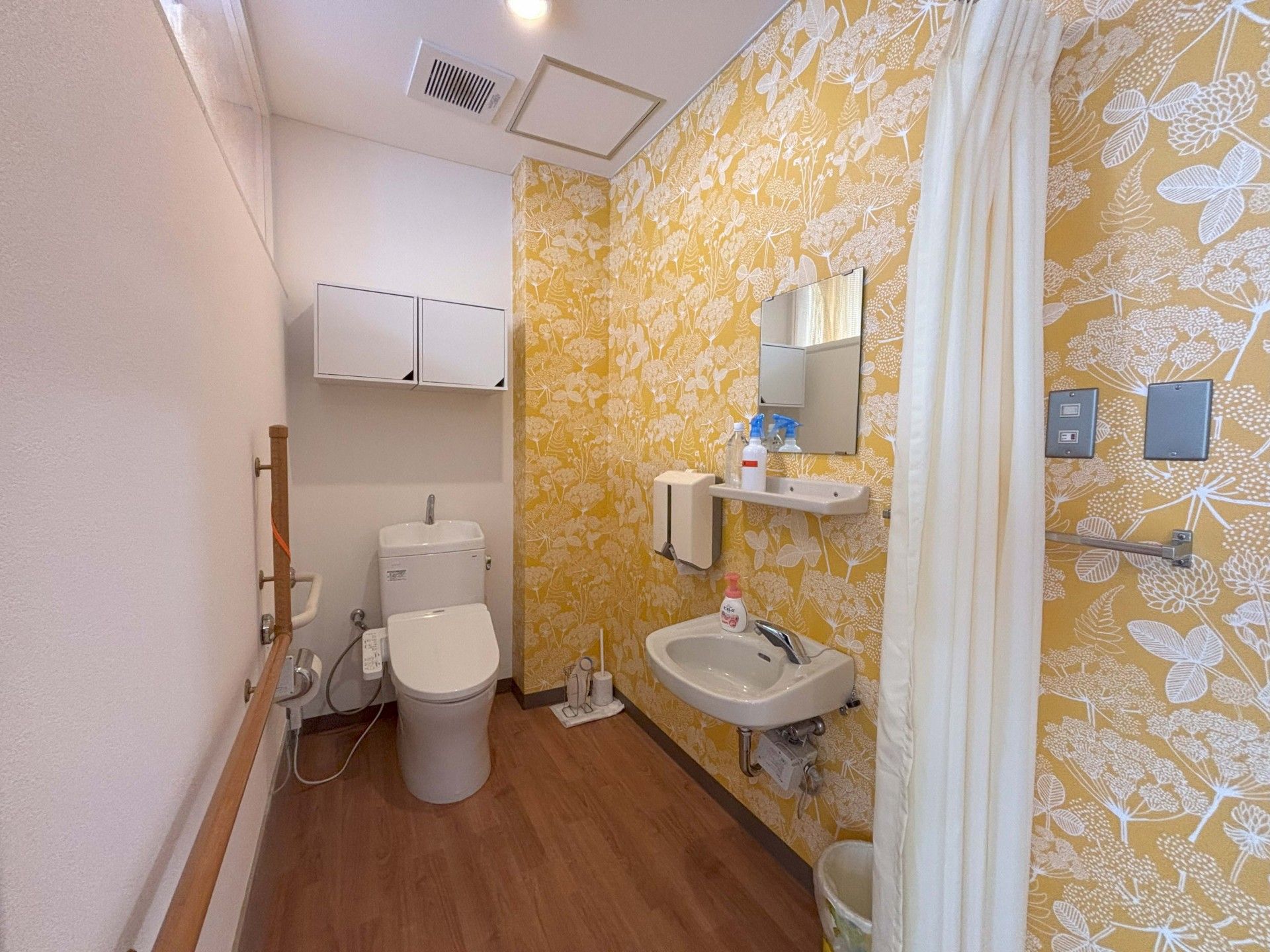 明るいトイレの空間