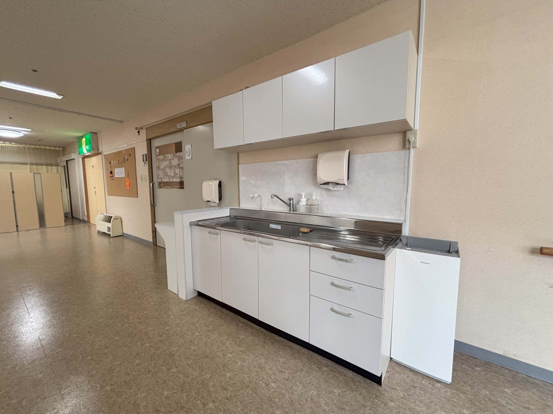 清潔な流し台のある廊下